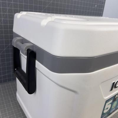 IGLOO 54 quart NEW 