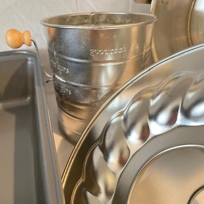 Baking Galore w/ KitchenAid, FireKing, Pyrex and More (K-SS)