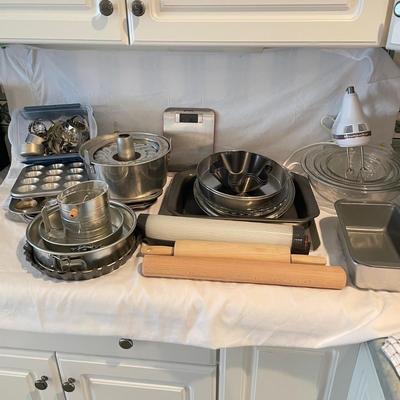 Baking Galore w/ KitchenAid, FireKing, Pyrex and More (K-SS)