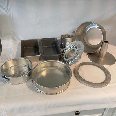 Baking Galore w/ KitchenAid, FireKing, Pyrex and More (K-SS)