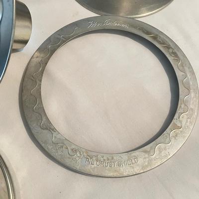 Baking Galore w/ KitchenAid, FireKing, Pyrex and More (K-SS)