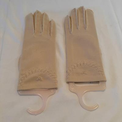 Collection of Women’s Gloves (PBC-DZ)