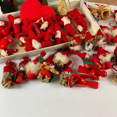680 Swedish Holboll Christmas Straw Ornaments With Burlap Decor