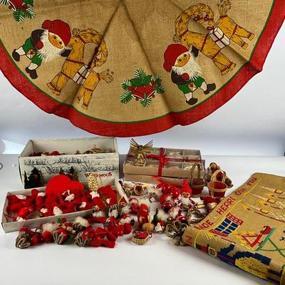 680 Swedish Holboll Christmas Straw Ornaments With Burlap Decor