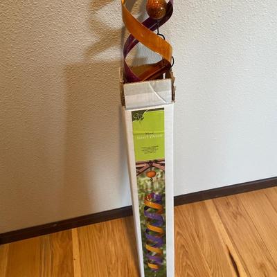 Metal swirl decor