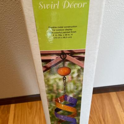 Metal swirl decor