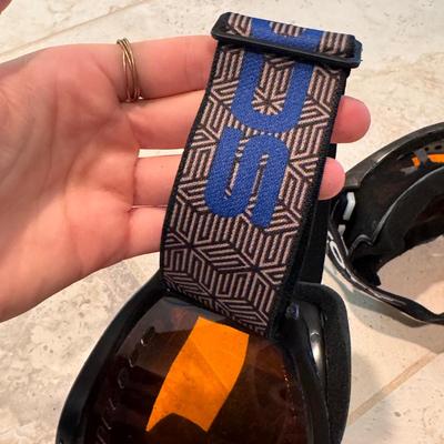 Skiing and Snowboarding Accessories: Hats & Snow Goggles (BD-DZ)