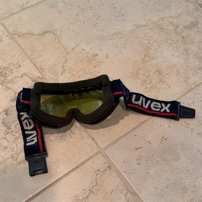 Skiing and Snowboarding Accessories: Hats & Snow Goggles (BD-DZ)