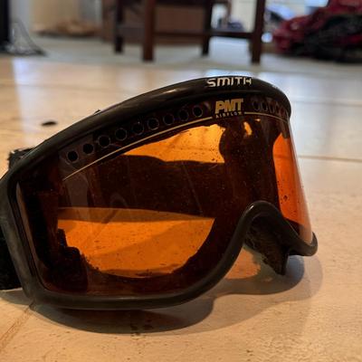 Skiing and Snowboarding Accessories: Hats & Snow Goggles (BD-DZ)