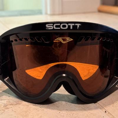 Skiing and Snowboarding Accessories: Hats & Snow Goggles (BD-DZ)