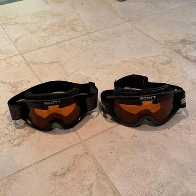 Skiing and Snowboarding Accessories: Hats & Snow Goggles (BD-DZ)