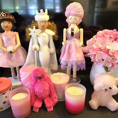 Lot of 3 nutcracker, candles, flowers