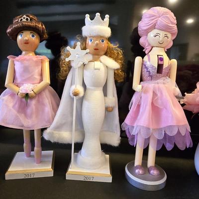 Lot of 3 nutcracker, candles, flowers