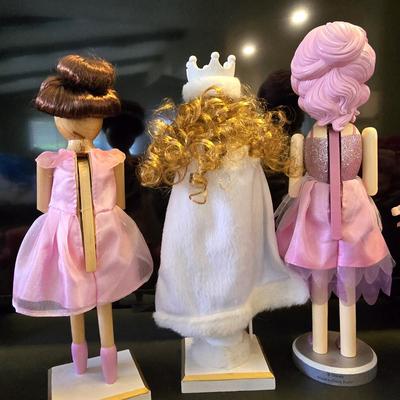 Lot of 3 nutcracker, candles, flowers