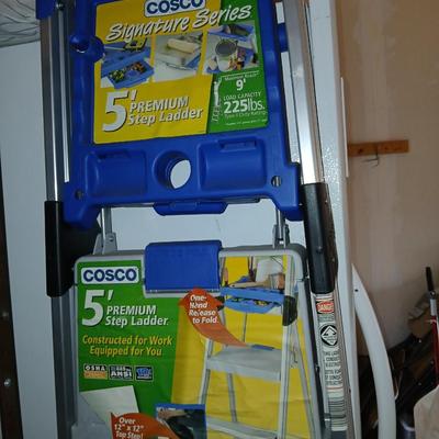 Brand new Cosco 5' folding step ladder Signature series
