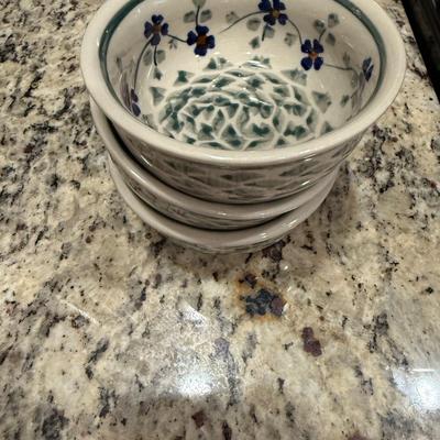 Four pieces of polish pottery, small bowls