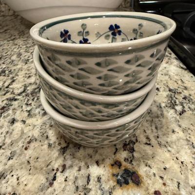 Four pieces of polish pottery, small bowls