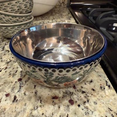 Four pieces of polish pottery, small bowls