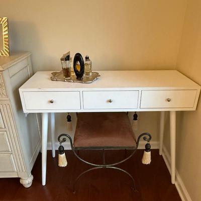 White vanity/desk and stool