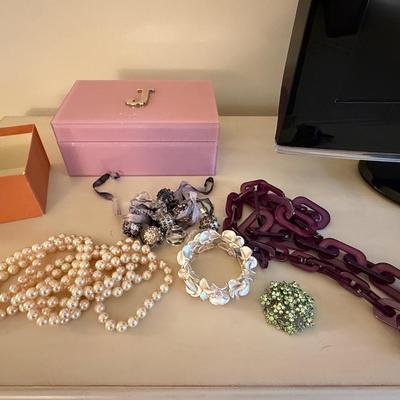 Lot of jewelry