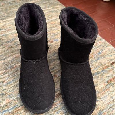 Minnetonka black suede boots