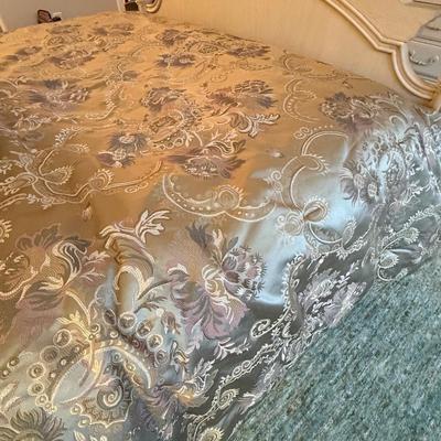 Gorgeous like new queen bedding