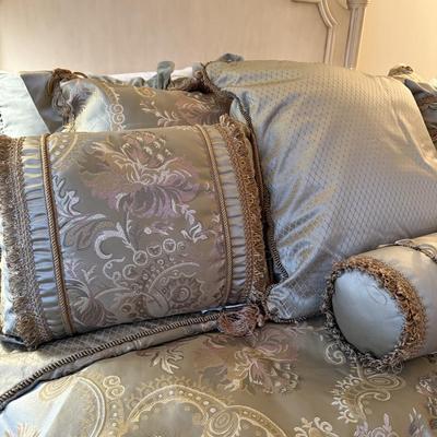 Gorgeous like new queen bedding