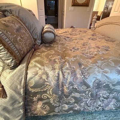 Gorgeous like new queen bedding