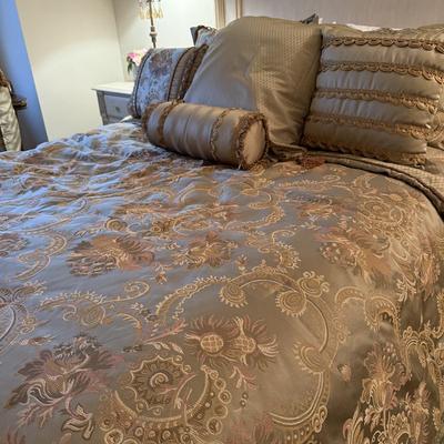 Gorgeous like new queen bedding