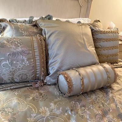 Gorgeous like new queen bedding