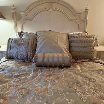 Gorgeous like new queen bedding