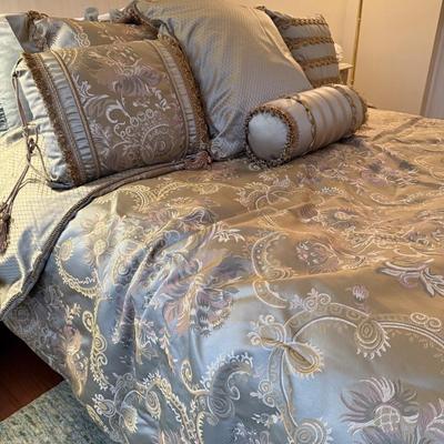 Gorgeous like new queen bedding
