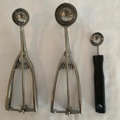 Oneida Cutlery Set & Variety of Utensils (K-HS)
