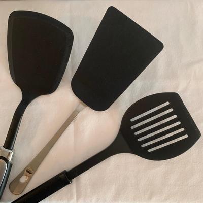 Oneida Cutlery Set & Variety of Utensils (K-HS)