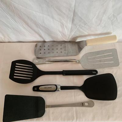 Oneida Cutlery Set & Variety of Utensils (K-HS)