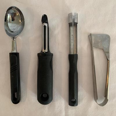 Oneida Cutlery Set & Variety of Utensils (K-HS)