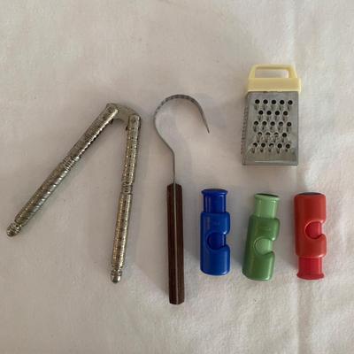Oneida Cutlery Set & Variety of Utensils (K-HS)
