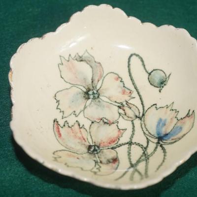 RARE PAULINE POTTERY OF EDGERTON, WI 1890 BERRY SET OF SIX-SIDED BOWL FLUTED BERRY SET