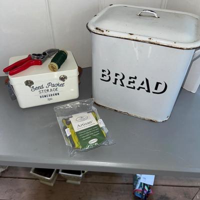 467 Bread Storage Bin & See Storage Bin