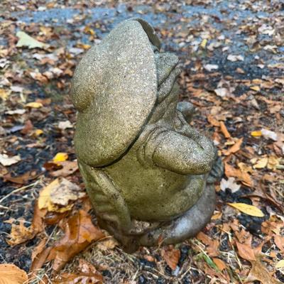 477 Pair of Frogs Having Cocktails Concrete Garden/Yard Decor