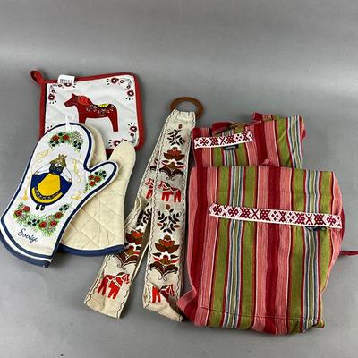 525 Skansen Swedish Linen Apron Kitchen Linens and Plateholder