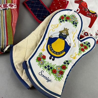 525 Skansen Swedish Linen Apron Kitchen Linens and Plateholder