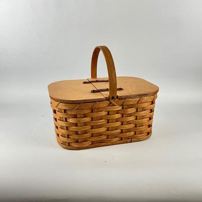 569 Vintage Handmade Lidded Amish Carrying Basket by Gingrich
