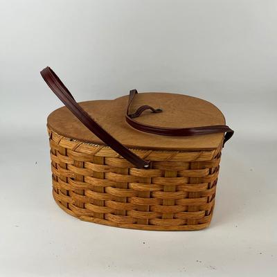 571 Large Amish Handmade Heart Lidded Basket with Leather Handles by Gingrich