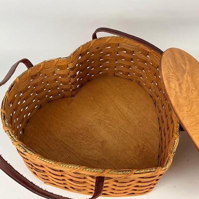 571 Large Amish Handmade Heart Lidded Basket with Leather Handles by Gingrich