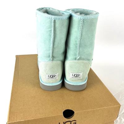 580 New Pair of UGGS Classic Short Baby Blue Boots Size 8
