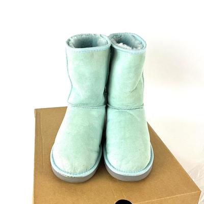 580 New Pair of UGGS Classic Short Baby Blue Boots Size 8