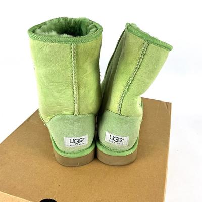 582 Ladies Classic Short UGG Boots size 8