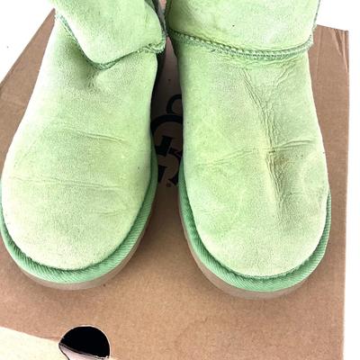 582 Ladies Classic Short UGG Boots size 8
