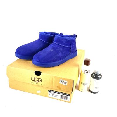 584 NEW in Box UGG Classic Short Boots size 8